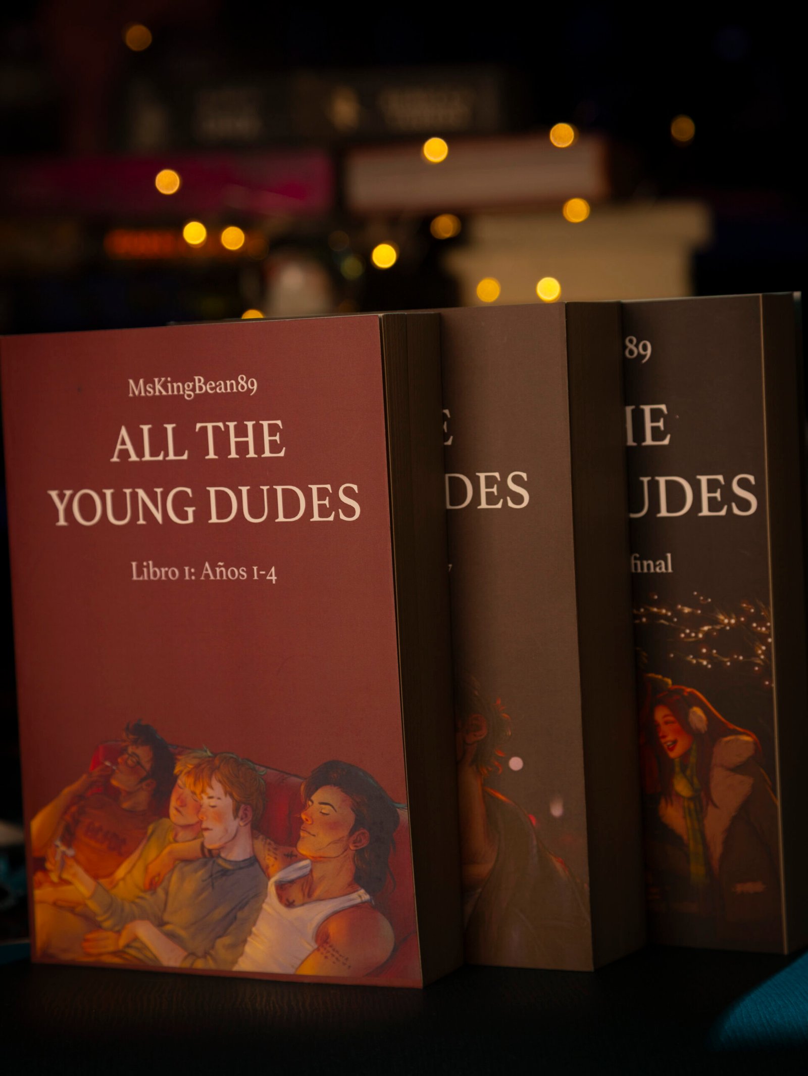 Saga ALL THE YOUNG DUDES — 3 libros — Tapa blanda — Español